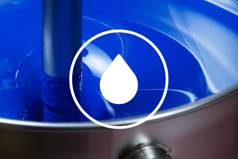 1_a_Liquid_Preview Close-up of a mixing tank filled with blue liquid coating or paint, featuring a white droplet icon overlay in the center.