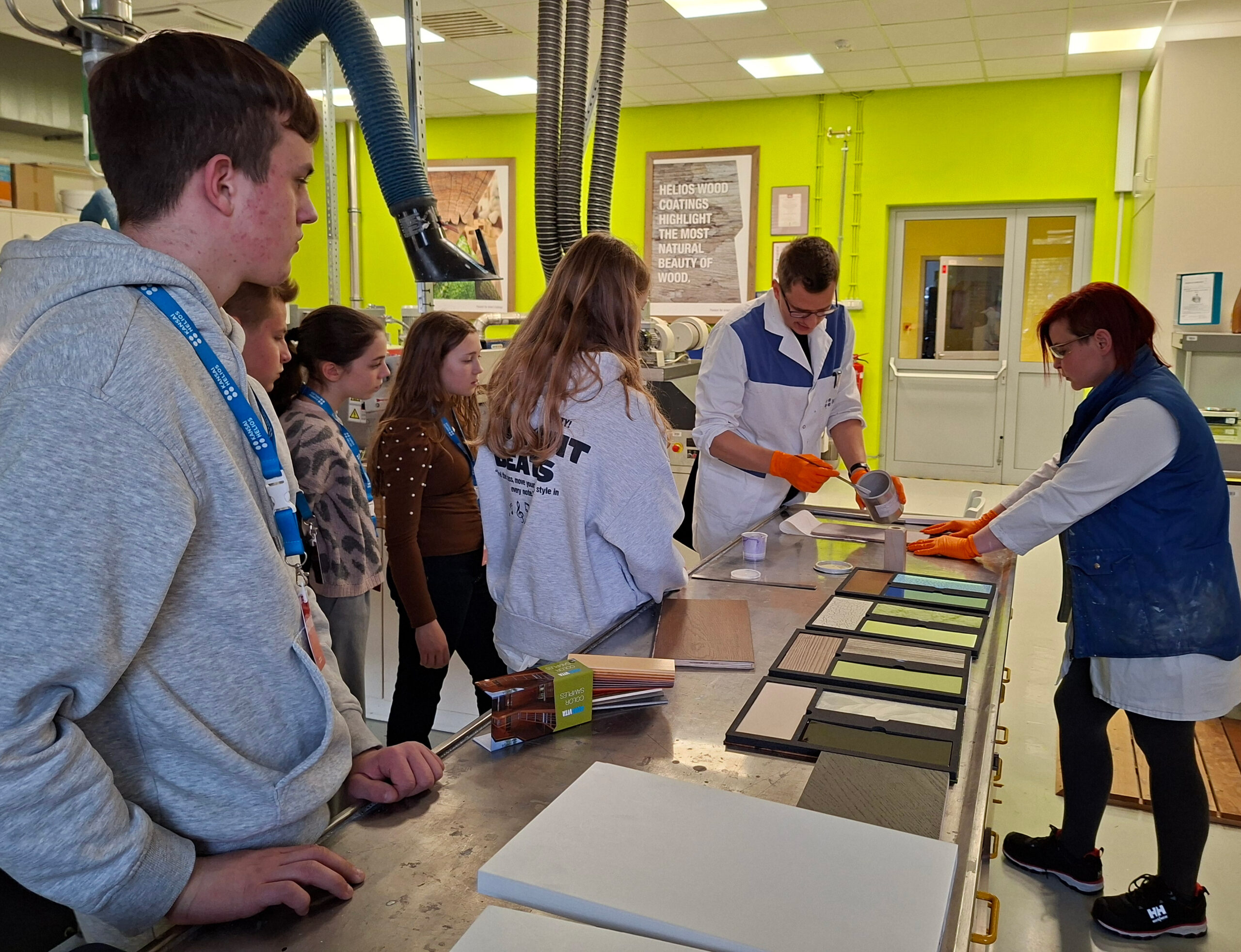 Career-Days_Slovenia Pupils standing in a laboratory and watching