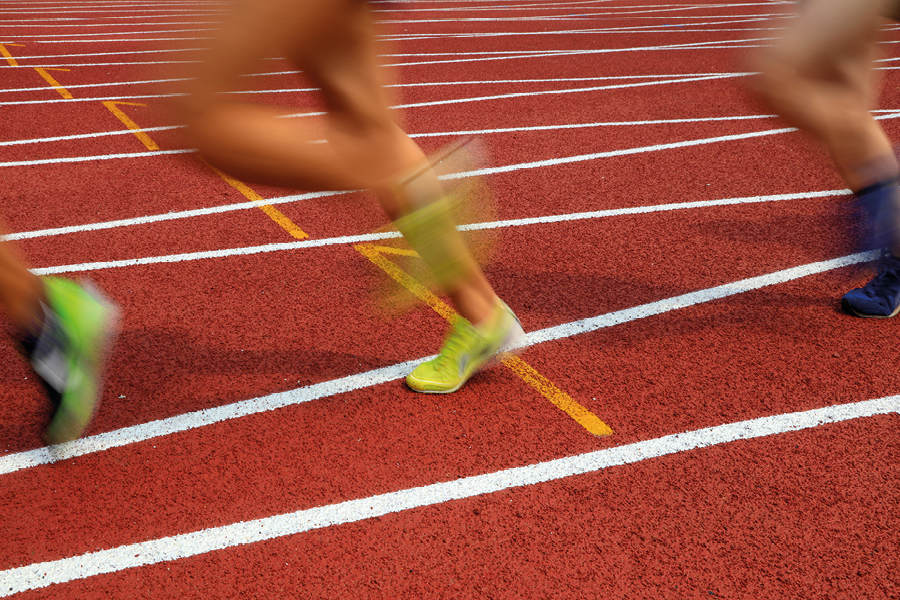 runners on red running traclk