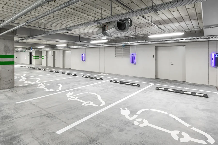 Parking spaces for electric vehicles in a parking garage