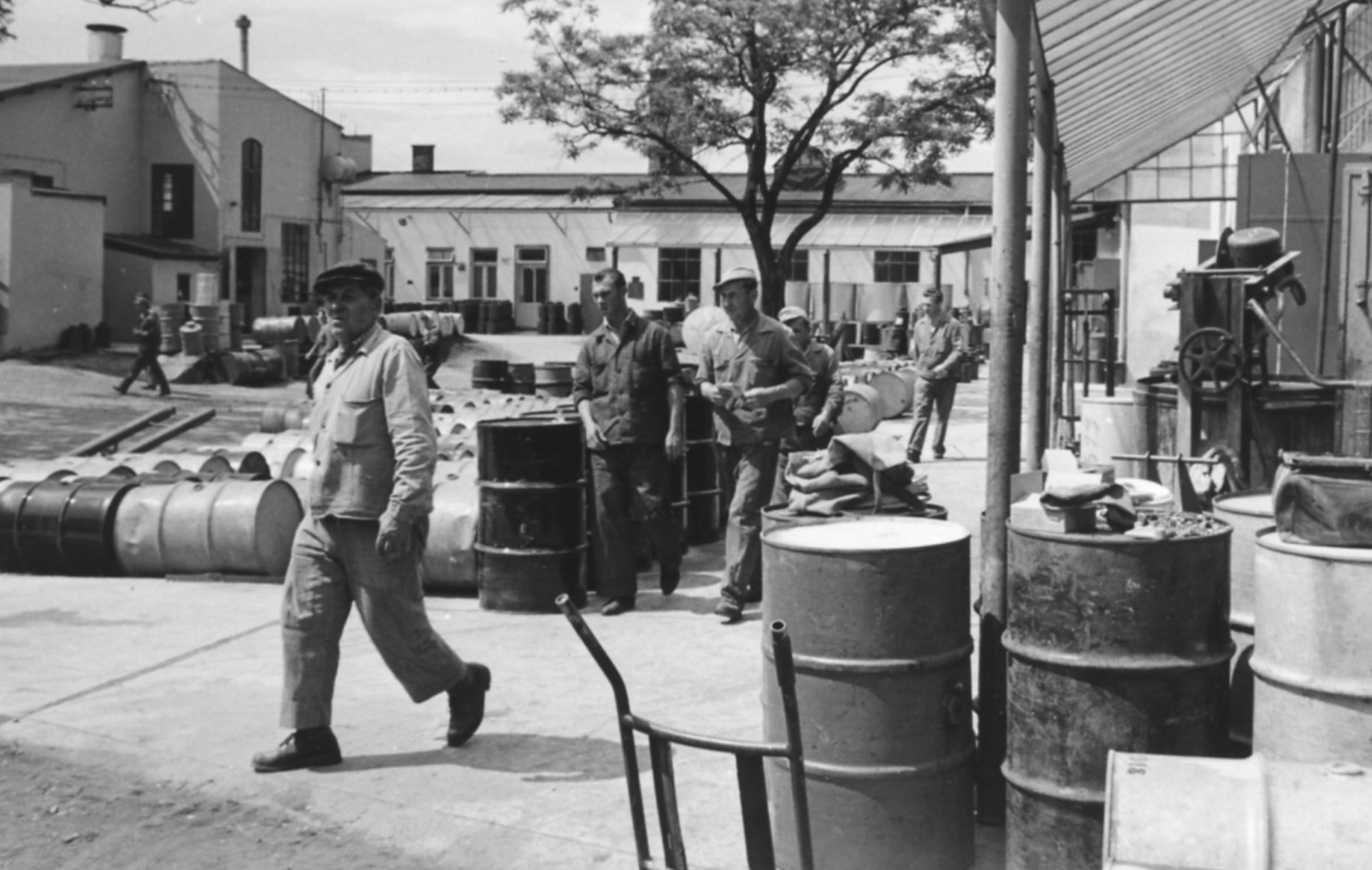 kansai_history A historical picture of the paint factory in Vienna shows a courtyard with workers and old paint barrels
